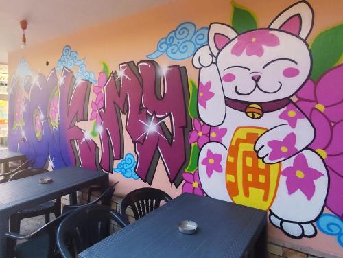 ティラナにあるVilla Villekullaの壁に猫の絵が描かれた部屋
