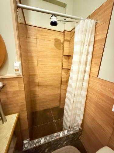 a shower with a shower curtain in a bathroom at Estancia Dorada in San Ramón