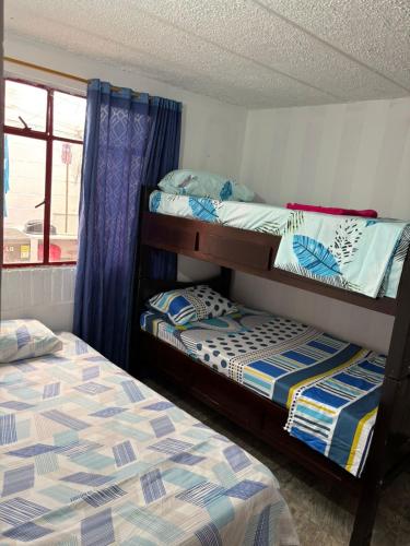 a bedroom with two bunk beds and a window at Acogedor apartamento en Anapoima in Anapoima