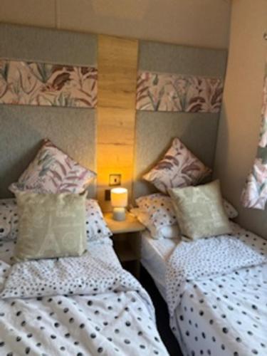 two beds sitting next to each other in a bedroom at Honey's Retreat in Hull