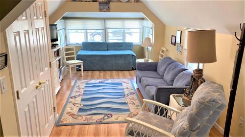 a living room with a couch and a bed at Flip Flop Beach in Cape May Point