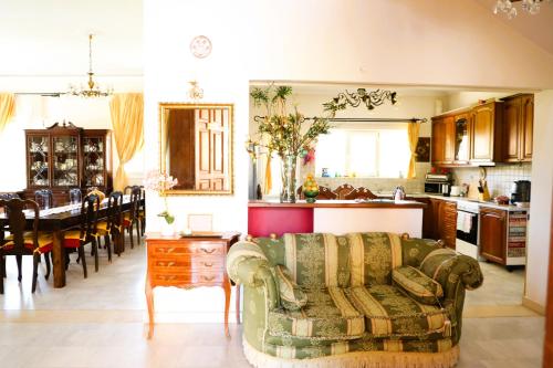 Private Villa AKOBARA, 2km from city center