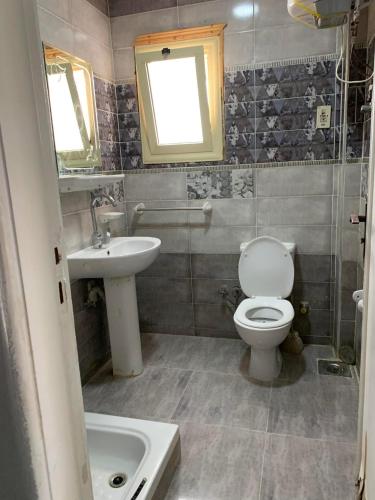 a bathroom with a toilet and a sink at قريه نڤيرت in Fayed