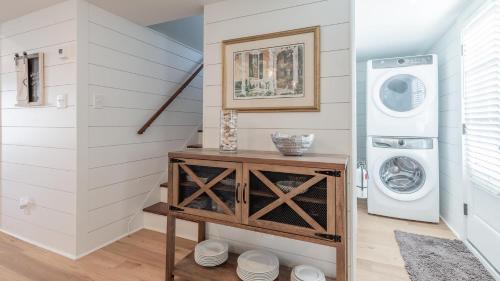 a laundry room with a washer and dryer at Little Cottage On Lafayette in Cape May