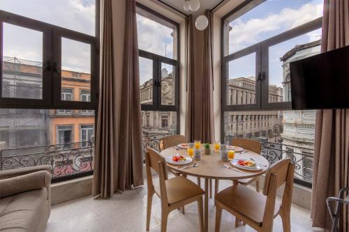 a room with a table and chairs and a large window at Casa Filomeno in Mexico City