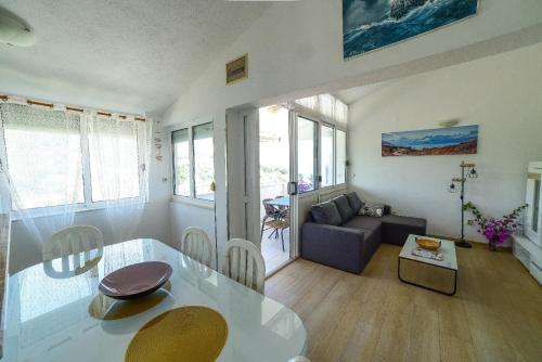 Apartments with parking space Mavarstica, Ciovo - 25405