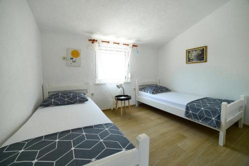 Apartments with parking space Mavarstica, Ciovo - 25405