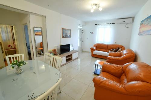 Apartments with parking space Mavarstica, Ciovo - 25405