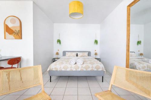 a bedroom with a bed and a mirror at Cocon Studio proche Disneyland in Lagny