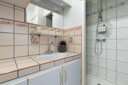 a bathroom with a sink and a shower at Cocon Studio proche Disneyland in Lagny
