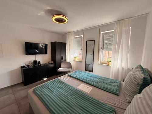 a bedroom with a bed and a tv in a room at Doppelzimmer mit Ausblick in Nürtingen