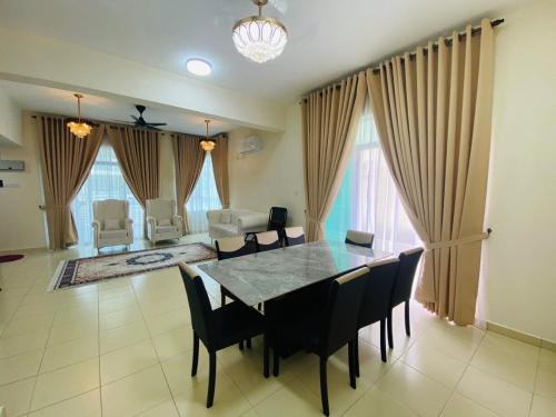 a dining room with a table and chairs at SM Guest House in Changlun