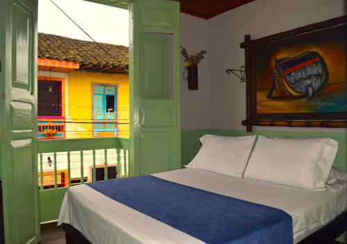 a bedroom with a bed and a window with a view at FILANDIA HOTEL in Filandia
