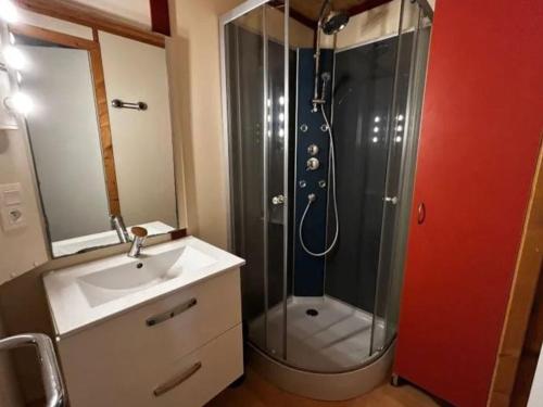 a bathroom with a shower and a sink at Chalet confortable avec terrasse - 7 pers. - API-1-52-2182 in Lattes