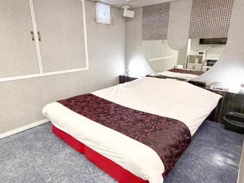 a bedroom with a large bed in a room at ホテルアクアAdult Only in Hiroshima