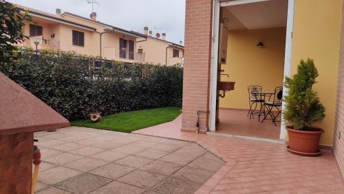 an open door to a patio with a table and chairs at Casa Totò in Venturina Terme