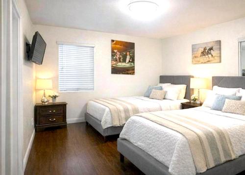 a hotel room with two beds and a window at Irolo Guesthouse in Los Angeles