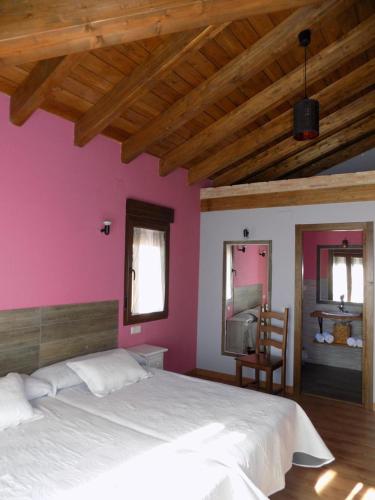 Tempat tidur dalam kamar di Casas Rurales las Eras III