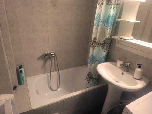PEREA Luxury aprt with balcony and Free Save Parking with Remote Control