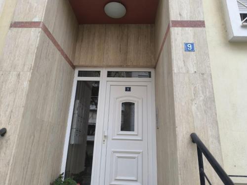 PEREA Luxury aprt with balcony and Free Save Parking with Remote Control