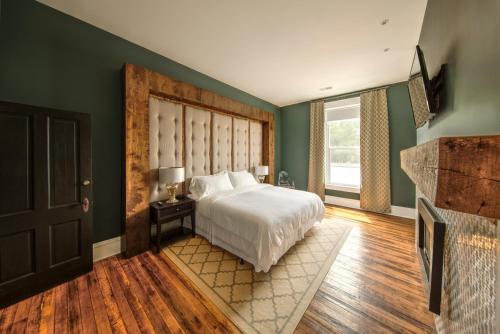מיטה או מיטות בחדר ב-The Harkness Hotel