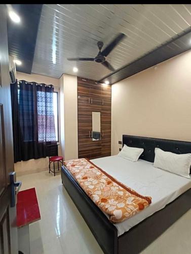 a bedroom with a large bed with a ceiling at Guest inn bharat mart in Haldwāni