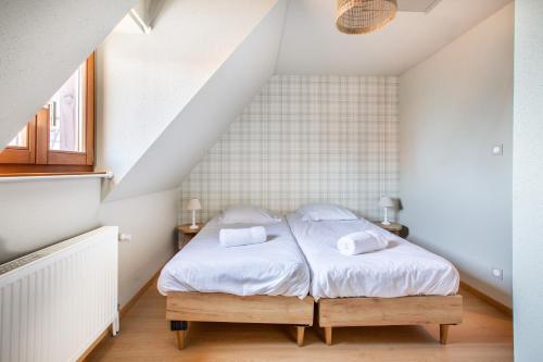a small bedroom with a bed in a attic at Le P'tit Bretzel in Turckheim