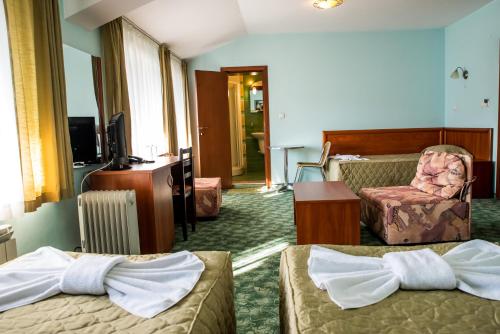 Postel nebo postele na pokoji v ubytování Bariakov Family Hotel