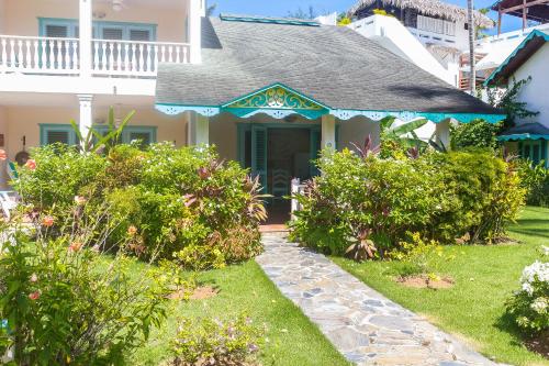 Ein Garten an der Unterkunft Hotel Playa Colibri