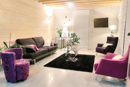 a living room with a couch and two chairs at Ome sweet home in Laubressel