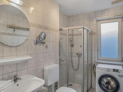 a bathroom with a shower and a toilet and a sink at Objekt-Nr 86 - Priwall - Wiekstraße in Priwall