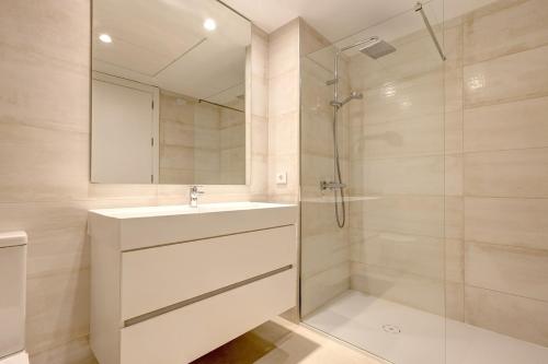Modern 3-bedroom with sea views and picture worthy sunsets