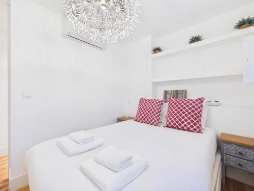 Bright 1BR w/ AC in Historic Alfama | By Airnest