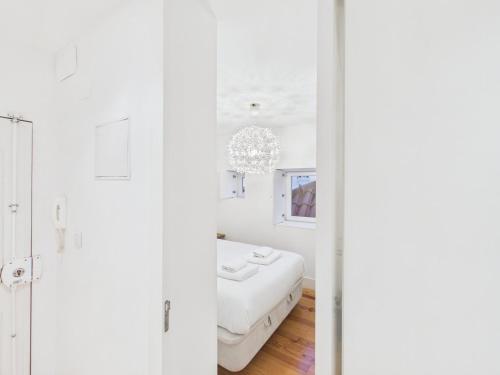 Bright 1BR w/ AC in Historic Alfama | By Airnest