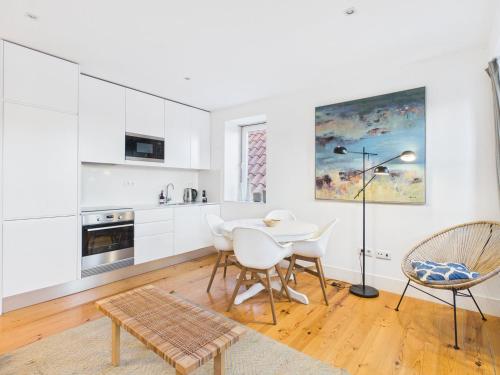 Bright 1BR w/ AC in Historic Alfama | By Airnest