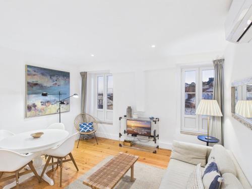 Bright 1BR w/ AC in Historic Alfama | By Airnest