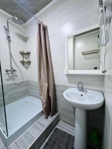 a bathroom with a sink and a shower and a sink at Diamond Hotel Даймонд Отель in Var-Kyshtak