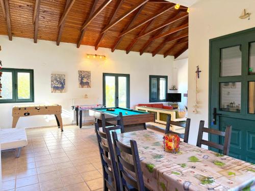 Detached House in Pefkochori with Garden