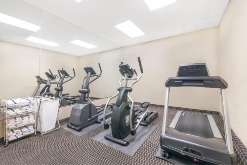 Das Fitnesscenter und/oder die Fitnesseinrichtungen in der Unterkunft Elevation Inn & Suites, Trademark Collection by Wyndham