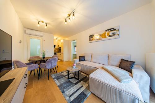 Zagreb 243 - Zagreb - 2 Bedroom - Garage - Balcony - New - Apartment - Parking - Flexible Keybox Entry - Modern - Monthly Rent - WiFi
