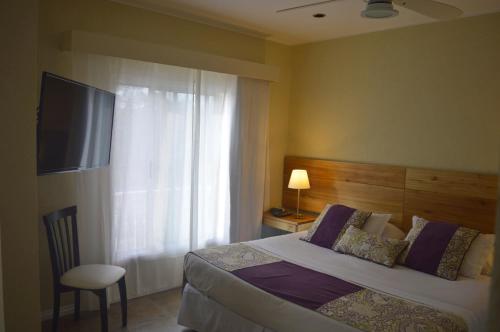 Postel nebo postele na pokoji v ubytování Joan Miró Hotel
