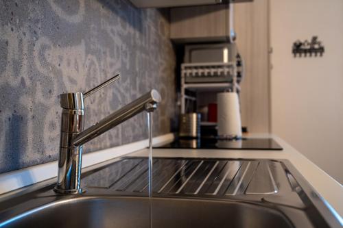 a kitchen sink with a faucet on top of it at Casa con parcheggio interno gratis e tram Venezia in Favaro Veneto