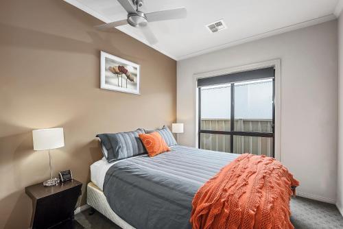 En eller flere senge i et værelse på Mg Delux Apartment