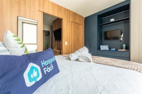 a bedroom with a large bed with a house fool pillow on it at Premium Lago Centro de Atividade do Lago Norte - Torre 2 -316 - Studio Neruda - 12 min da Esplanada - O mais bem avaliado na plataforma - By Hospede Fácil in Brasília