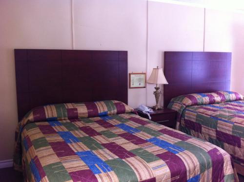 Postel nebo postele na pokoji v ubytování Deep River Motel