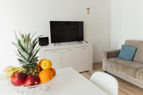 a bowl of fruit on a table in a living room at Villa AMARE in Caorle