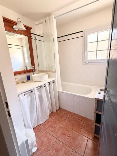 a bathroom with a tub and a sink and a bath tubermottermott at Maison villa Lilou, Pierre et vacances, avec piscine, vue sur le golf, plage à 10 min à pied in Moliets-et-Maa