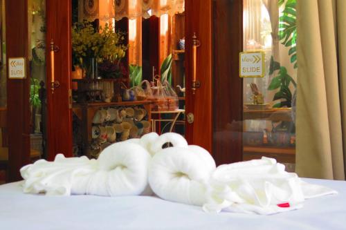 a group of white swans sitting on top of a table at Chom Wat Boutique Hotel in Ban Hau Chang