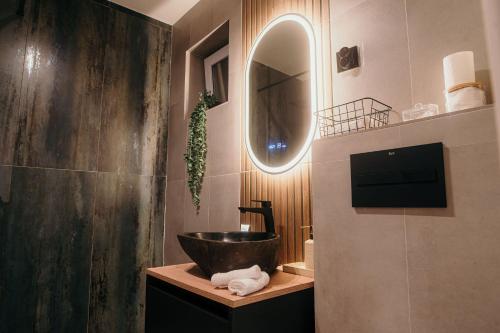 a bathroom with a bowl sink and a mirror at Sage Studio in Drobeta-Turnu Severin
