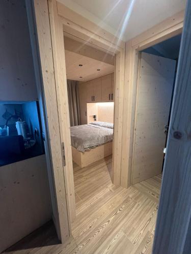 a small bedroom with a bed in a room at BORMIO Apartment AL PRADAIS in Bormio